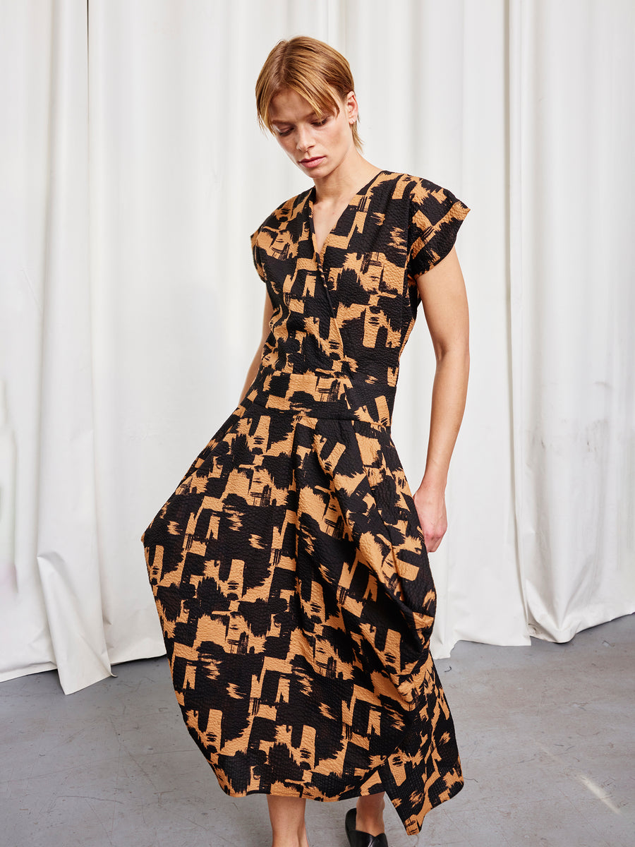 Zero + Maria Cornejo Wrap Nio Dress in Ripple Brushstroke | Zero + Maria Cornejo Ripple Brushstroke / Black/Terracotta / 12 US
