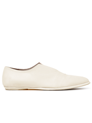A side view of a single cream-colored Kiara Oxford shoe with a minimalist design. Crafted from Nappa leather, the shoe has a smooth, seamless upper and a thin sole, giving it a sleek and modern look. Made in Italy by Zero + Maria Cornejo and available in Italian sizing for a perfect fit.